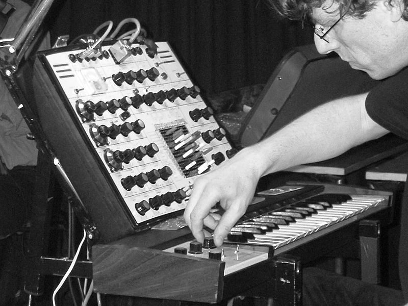 800px-EMS_Synthi_A_&_DK_played_by_Thomas_Lehn.jpg