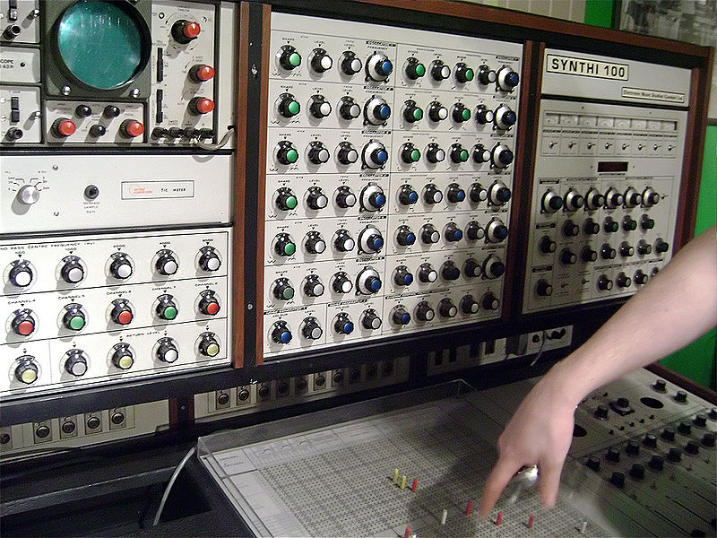 800px-SYNTHI_100.jpg