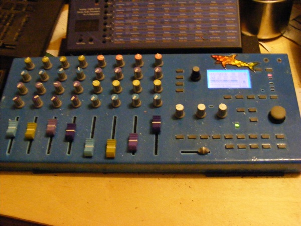 32 knobs, 8 faders, 20 groups and 1 shark