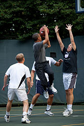 Barack_Obama_playing_basketball.jpg